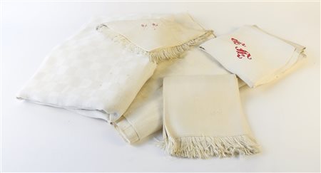 LOTTO DI BIANCHERIA fine del XIX/inizio del XX secolo composto da tre...