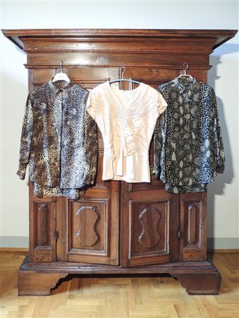 LOTTO DI ABBIGLIAMENTO VINTAGE composto da quattro camicette in seta ed altre...