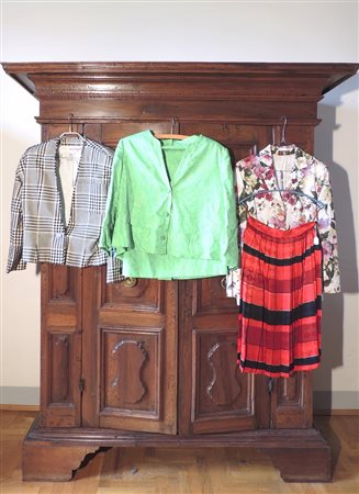 LOTTO DI ABBIGLIAMENTO VINTAGE composto da un composè con gonna a pieghe e...