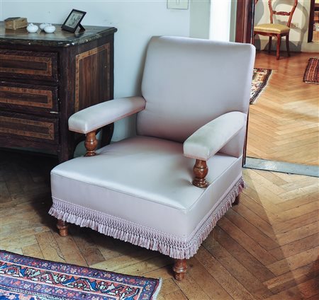 POLTRONA IMBOTTITA e rivestita in tessuto rosa con dettagli in noce tornito