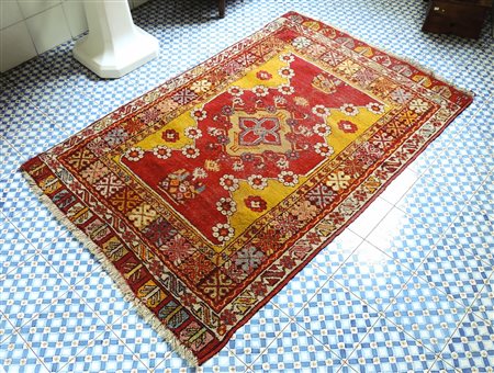 TAPPETO CAUCASICO fondo nei toni del rosso e del giallo, difetti cm 170x110