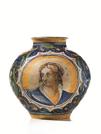 VASO A BOCCIAVenezia, circa 1575 &nbsp;Maiolica decorata in policromia con...