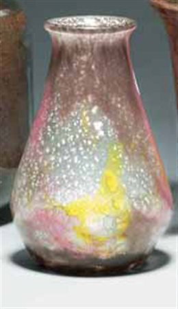 Muller. Vaso in vetro con decoro a polveri policrome, anni ’30. altezza cm 15