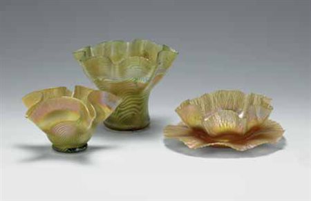 Tiffany. Lotto di tre coppe in vetro iridato con decoro a ondine e orlo...