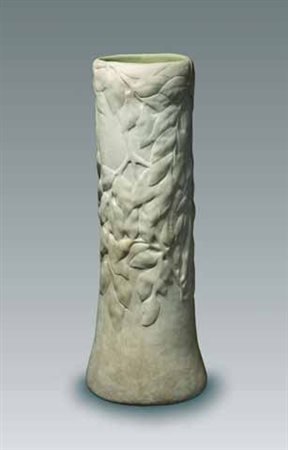 Tiffany. Vaso in ceramica bianca di forma cilindrica decorato a rilievo e...