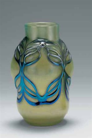 Tiffany. Vaso in vetro iridato con applicazioni formanti un reticolo, 1900...