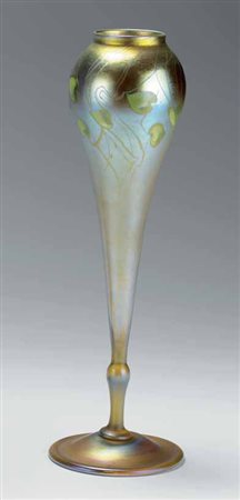 Tiffany. Vaso di forma allungata in vetro iridato con decoro di piccole...