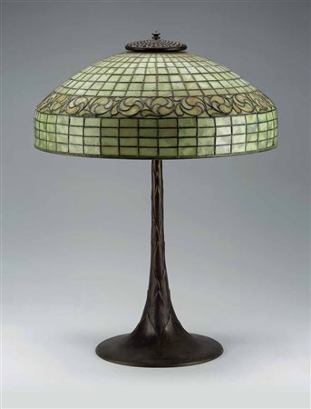 Tiffany. Lampada da tavolo, paralume in vetri a piombo con decoro di foglie...