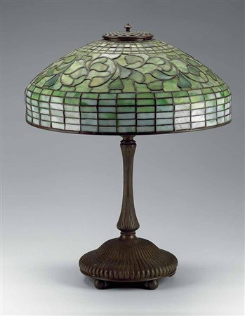 Tiffany. Lampada da tavolo, base in bronzo, diffusore in vetro a piombo con...