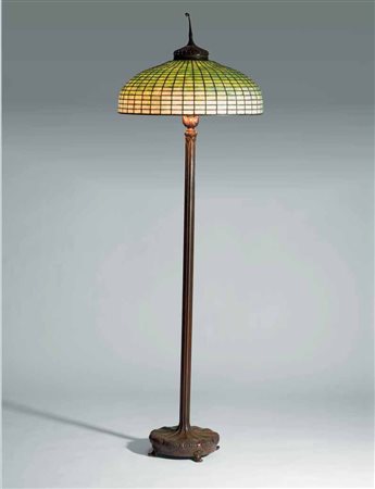 Tiffany. Lampada da terra con paralume in vetri a piombo nei toni del verde e...