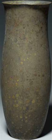 Jean Dunand. Vaso in metallo patinato, di forma ovoidale con bordo lievemente...