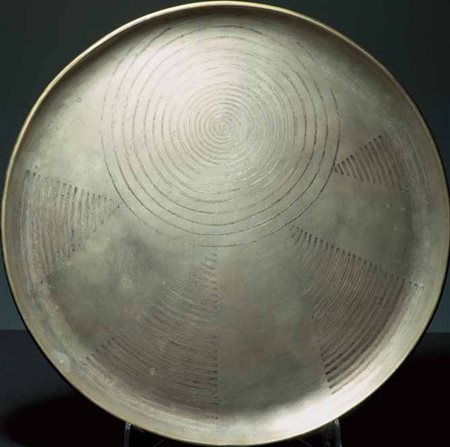 Jean Dunand. Vassoio in metallo patinato di forma circolare decorato con...