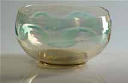 Venini. Ciotola in vetro iridato con decoro a onde in azzurro, 1925/1930 cm...