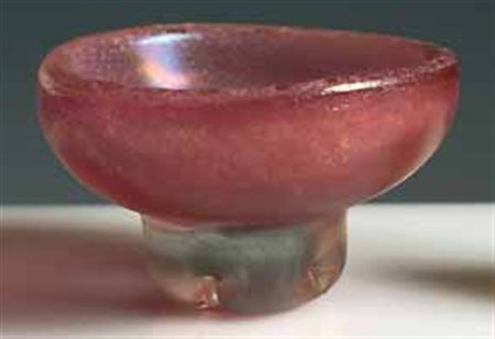 Venini. Coppa in vetro corroso rosa con piccolo piede, disegno di Carlo...