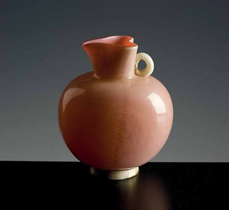 Venini. Piccola brocca in vetro incamiciato rosa e foglia d’oro, di forma...