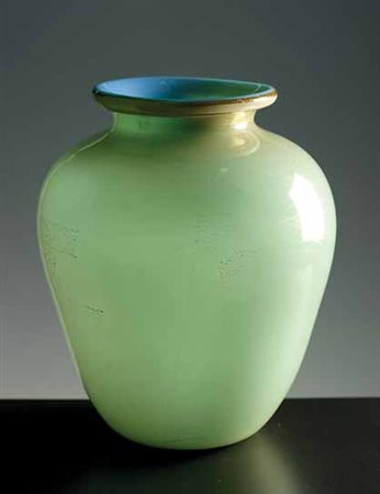 Venini. Vaso in vetro “alga” azzurro decorato a foglia d’oro, di forma...