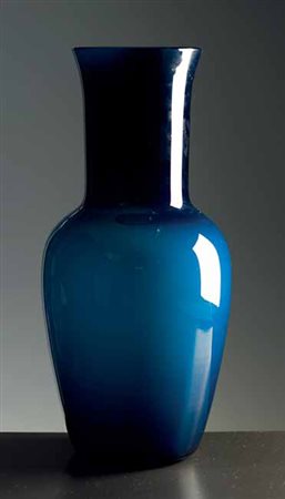 Venini. Vaso “cinese” in vetro incamiciato blu diforma a balaustro, anni ’60....