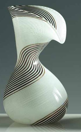 Vetreria Aureliano Toso. Vaso in vetro filigrana lattimo e nero, con corpo...