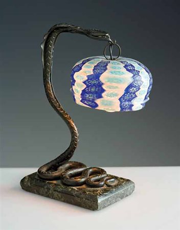 Manifattura italiana. Lampada da tavolo con fusto in ferro battuto modellata...