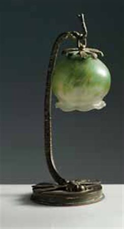 Manifattura austriaca. Lampada da tavolo con fusto in metallo modellato come...