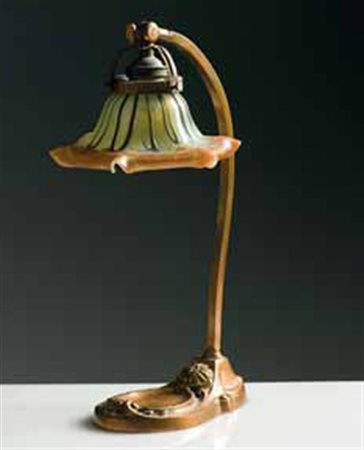 Manifattura austriaca. Lampada da tavolo con fusto in rame e diffusore in...
