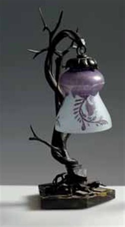 Manifattura francese. Lampada da tavolo con fusto in ferro battuto modellato...