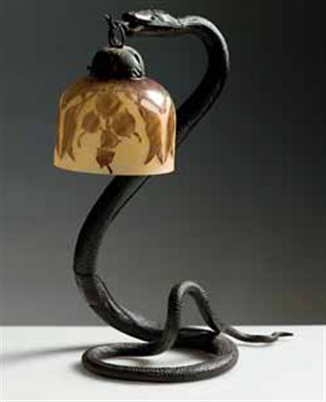 Le Verre Français. Lampada da tavolo con diffusore in vetro a cammeo a bacche...