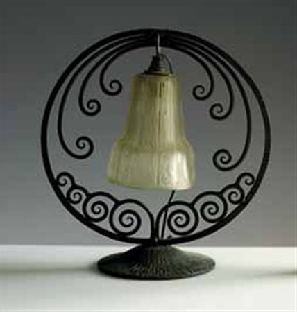 Muller. Lampada da tavolo con fusto in ferro battuto a cerchio e diffusore in...