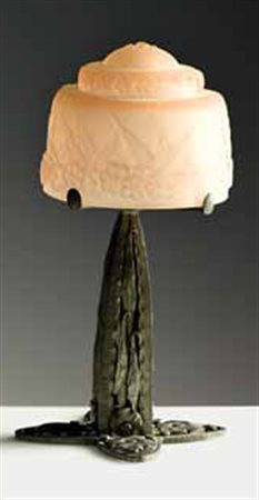 Muller. Lampada da tavolo con fusto in ferro battuto e diffusore in vetro...