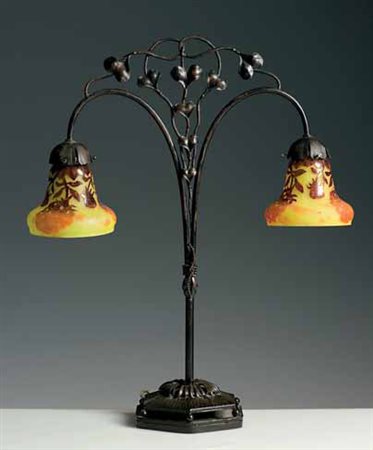 Le Verre Français (attribuito). Lampada da tavolo in ferro battuto a due luci...