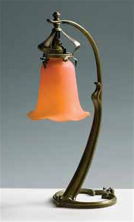 Daum. Lampada da tavolo con diffusore a campanula in pasta di vetro rosso e...