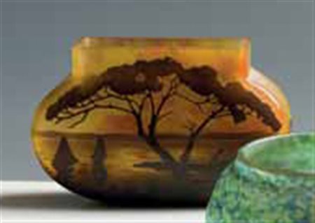 Daum. Vaso in vetro a cammeo con decoro a paesaggio con barche in bruno su...