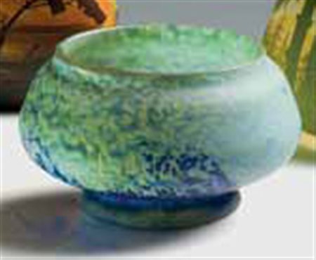 Daum. Ciotola in pasta di vetro di colore azzurro e blu, 1920 circa. Firma...