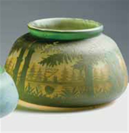 Daum. Vaso in vetro a cammeo con decoro a paesaggio nei toni dell’azzurro,...