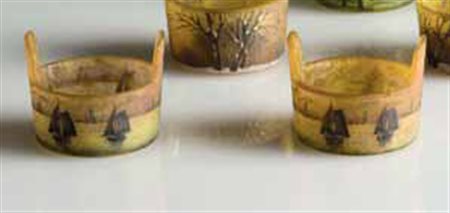 Daum. Coppia di saliere in vetro a cammeo e smalto, decorate a paesaggi...