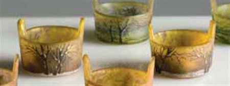 Daum. Coppia di saliere in vetro a cammeo e smalto, decorate con alberi in...