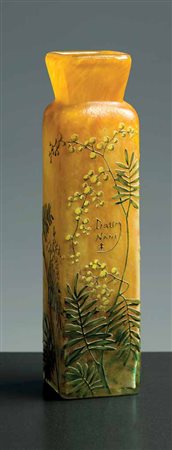 Daum. Vaso in vetro a cammeo e smalti con corpo rettangolare e decoro a...