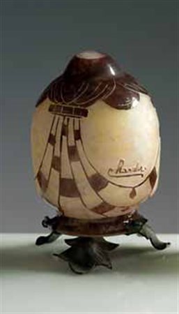 Charder. Piccola veilleuse in vetro a cammeo con decoro stilizzato viola su...