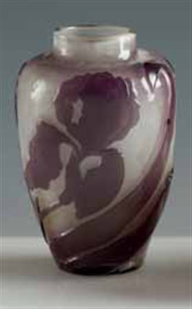 Gallé. Piccolo vaso in vetro a cammeo decorato a iris nei toni del viola,...