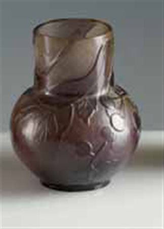 Gallé. Piccolo vaso in vetro a cammeo con collo cilindrico e decoro a vischio...