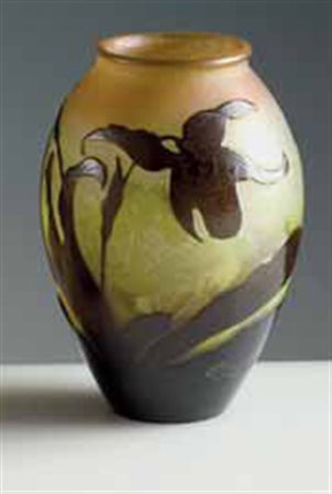 Gallé. Piccolo vaso in vetro a cammeo con decoro a orchidea in bruno su fondo...