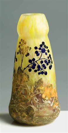 Daum. Vaso in vetro a cammeo con motivo a bacche in blu e arancio su fondo...