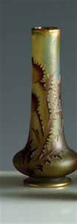 Daum. Piccolo vaso in vetro a cammeo e smalti con decoro a cardi, lungo collo...