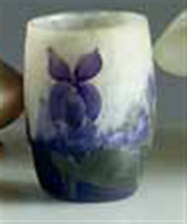 Daum. Piccolo vaso in vetro a cammeo e smalti decorato a viole, 1900 circa....