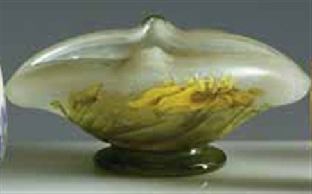 Daum. Coppa in vetro a cammeo e smalti con orli ripiegati e decoro a iris in...