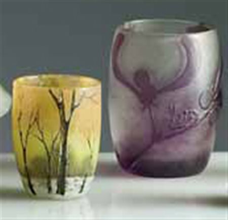 Daum. Piccolo vaso in vetro a cammeo e smalti con paesaggio di alberi...