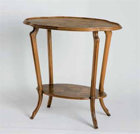 Gallé. Tavolino intarsiato in legni diversi a tralcio di fiori e farfalle,...