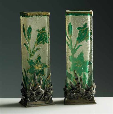 Daum. Coppia di vasi in vetro a cammeo, oro e smalto con decoro ad orchidee;...