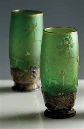 Daum. Coppia di vasi in vetro a cammeo decorati in oro e smalti a motivi...