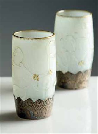 Daum. Coppia di vasi in vetro a cammeo nei toni dell’azzurro con lumeggiature...